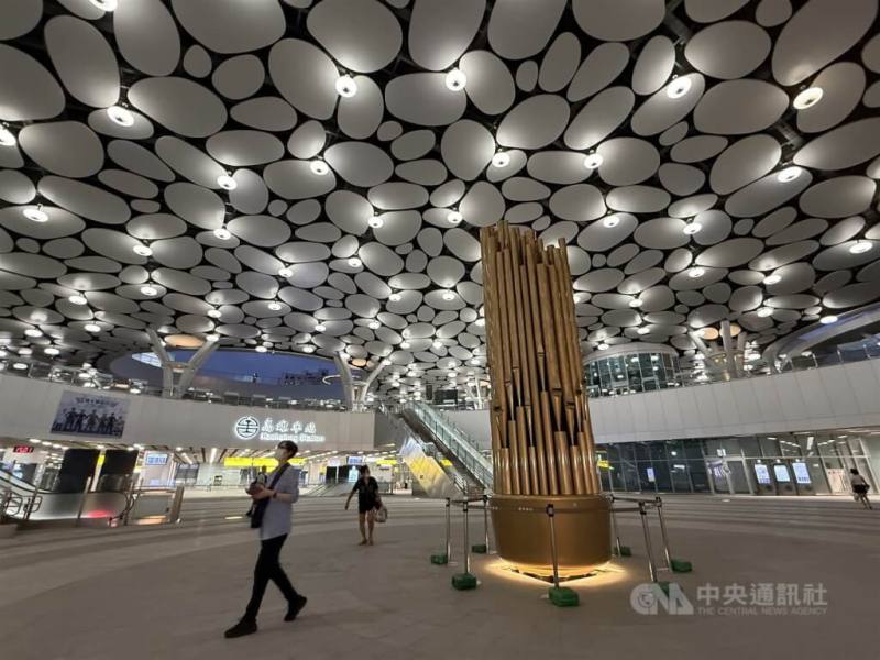 台鐵高雄車站中央下沉廣場的公共藝術裝置「聽蒸氣」為結合聲音科技與文化敘事的創新作品。（中央社檔案照片）