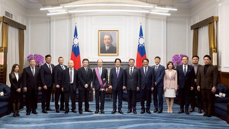 總統與王貞治先生及其在場觀禮者合影