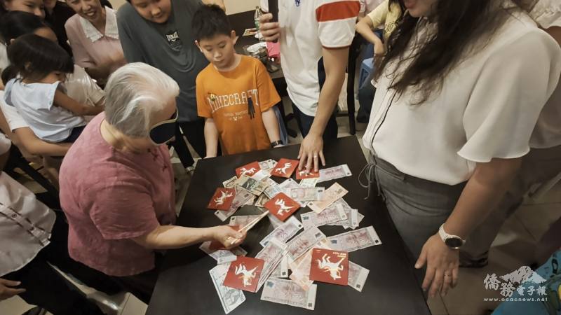 餐會期間主辦單位安排新年賀詞、擲筊及夾紅包等小遊戲與大家互動