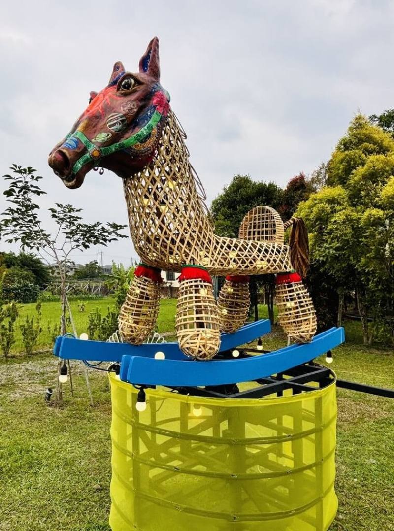 屏東縣潮州鎮元宵踩街活動，由馬年意象藝術花車領軍，潮州鎮公所攜手屏東縣鄉土童玩協會，邀請藝術家廖志強、余書綺共同設計製作。（潮州鎮公所提供）