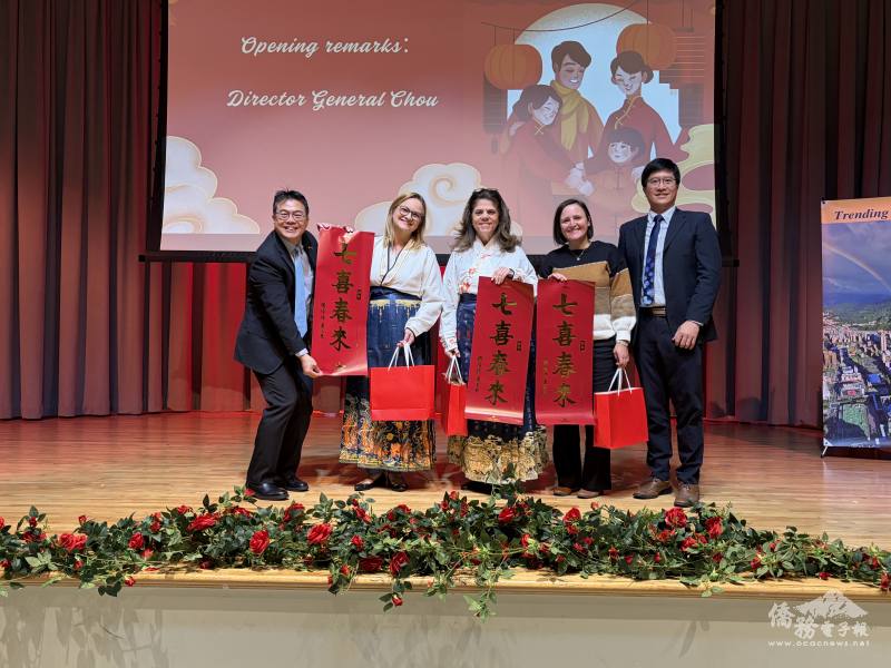 駐邁阿密辦事處處長周啟宇(左1) 偕僑務秘書杜戎珄(右1)致贈春聯予聖心女子學校校長Heather Gillingham-Rivas(左2)、高中部校長Paola Consuegra(中)及高中部副校長Dr. Michelle Larrea(右2)