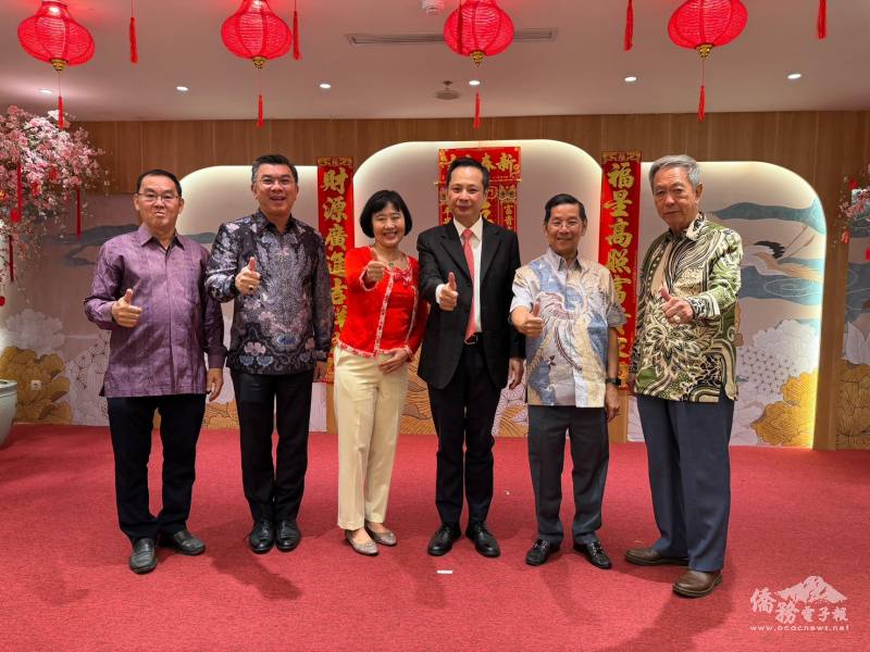 印尼金門會館重要幹部與洪振榮伉儷合影，從右至左為名譽主席黃東平、主席呂世典、洪大使伉儷、黃奕民(黃章掘永久名譽主席之子)及洪允城輔助主席