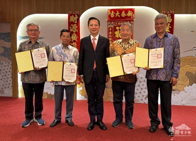 洪振榮頒發僑務諮詢委員聘書，從右至左為賴維信、柯昭治、呂世典及賴昭哲