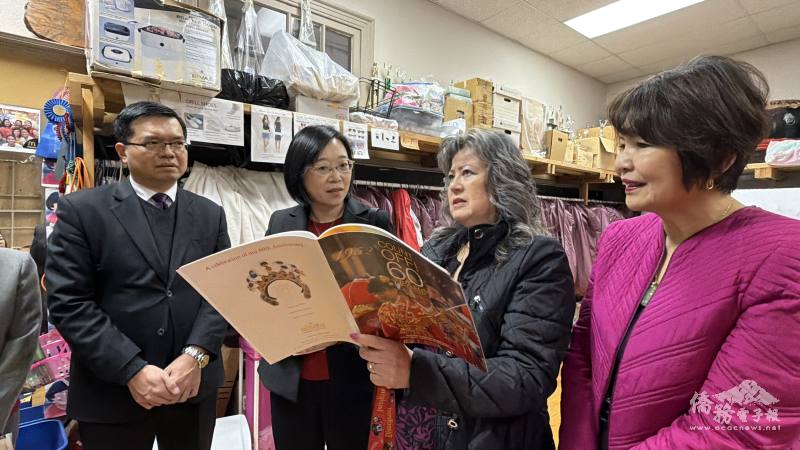 主席伍素媚及副主席邱美瑞向處長林美呈介紹中華會館女子儀隊的發展歷程與對華人社區的貢獻