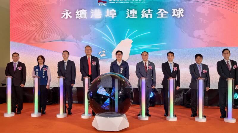 台灣港務公司25日在高雄港旅運中心舉行14週年慶，邀集交通部、港區公協會、航商業者等逾200多人參與。