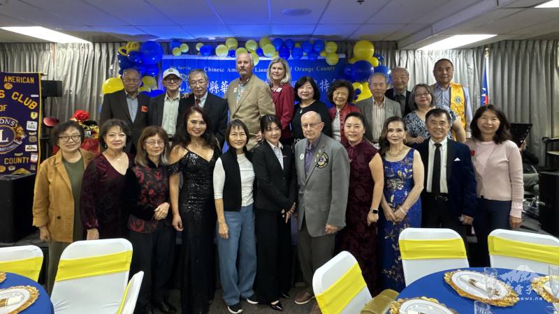 蕭蓓如（前排中）及國際獅子會4-L4區總監Roger Mahaffey（右五）與獅友合影