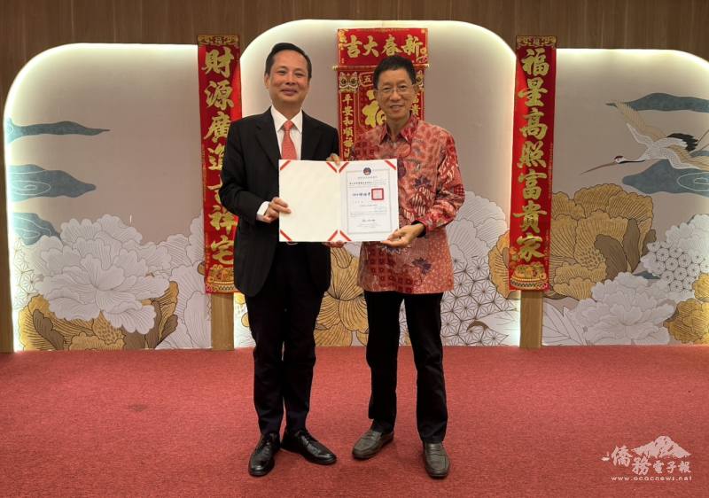 洪振榮代頒發僑委會感謝狀，感謝雅加達華僑慶典籌組委員會譚自強主席