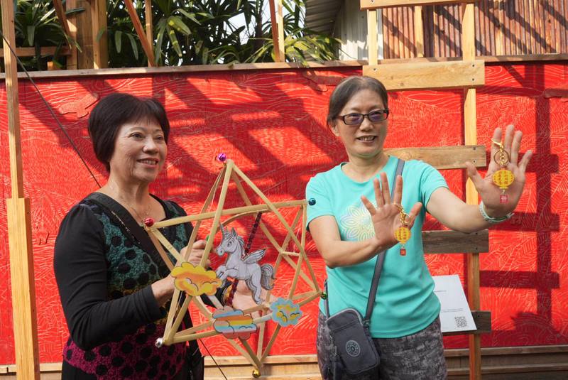 屏東縣潮州鎮慶元宵，2026年辦理「星耀潮州」藝術提燈工作坊，帶領民眾製作竹編星形燈籠，另將發送節慶限定燈籠鑰匙圈1000個。