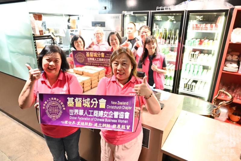 現任世華會基督城分會長倪玉華(右)及創會會長蕭蘭香(左)完成備餐後與義工們合影。