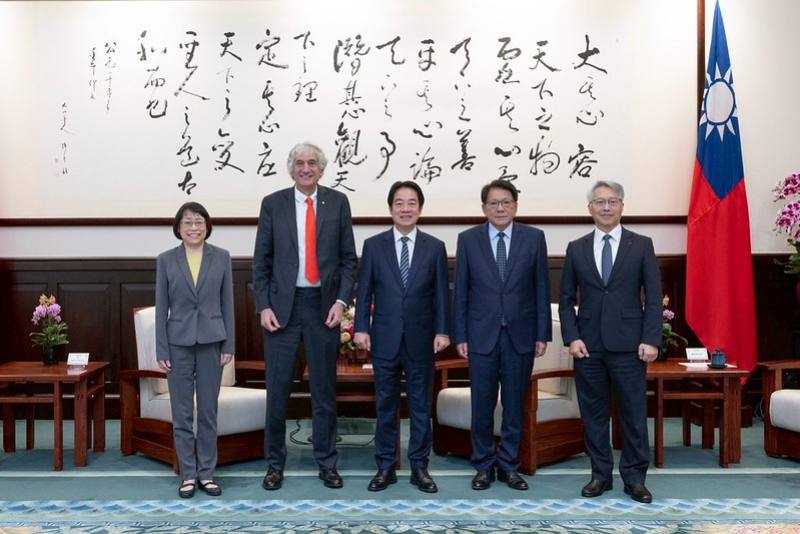 總統與約翰．馬汀尼斯博士合影