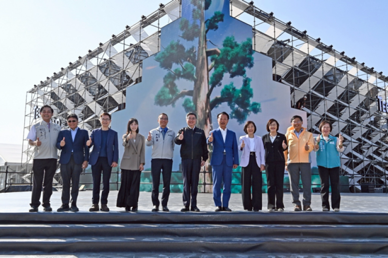 關心大阪世博TECH WORLD館回臺重現整備情形，行政院長卓榮泰25日赴嘉義縣「2026台灣燈會」