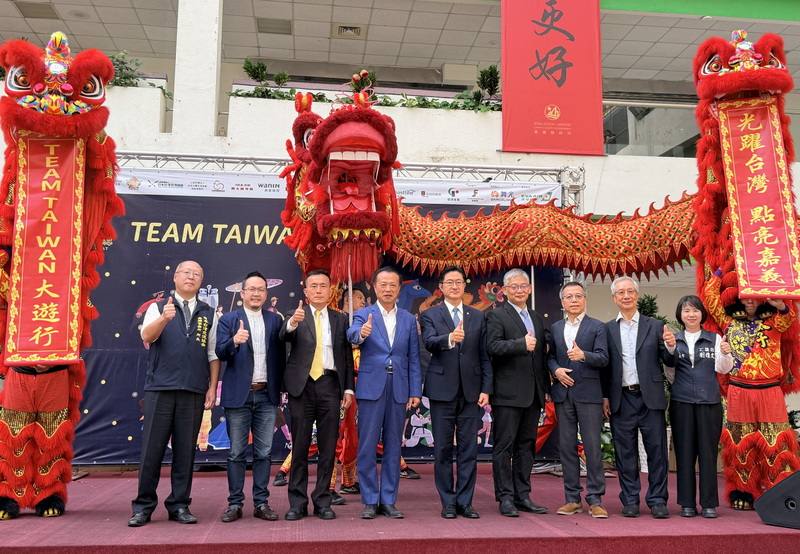 中華文化總會與嘉義縣政府攜手主辦2026台灣燈會狂歡慶典「TEAM TAIWAN大遊行」，3月7日登場，26日辦宣傳記者會，文總秘書長李厚慶（左2）、日本台灣交流協會高雄事務所長奧正史（左）與嘉義縣長翁章梁（左4）等出席。中央社記者蔡智明攝