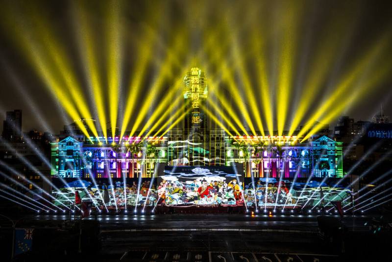 2024國慶總統府建築光雕展演「當我們同在一起」，以台灣首部英雄漫畫「諸葛四郎」為起點，串連台灣漫畫、動畫作品，2026年獲得德國iF設計「藝文展覽與裝置空間」類別獎項。（文總提供）