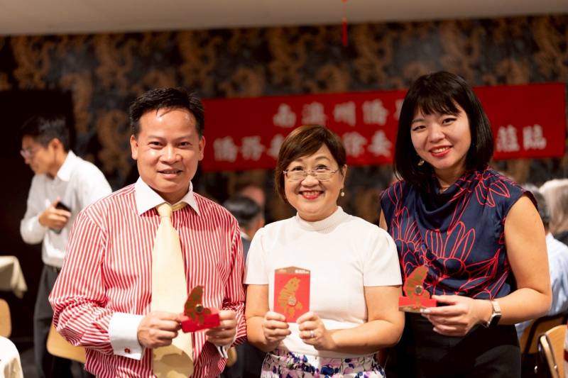 委員長致贈「台灣尚勇」福袋，深受現場貴賓喜愛