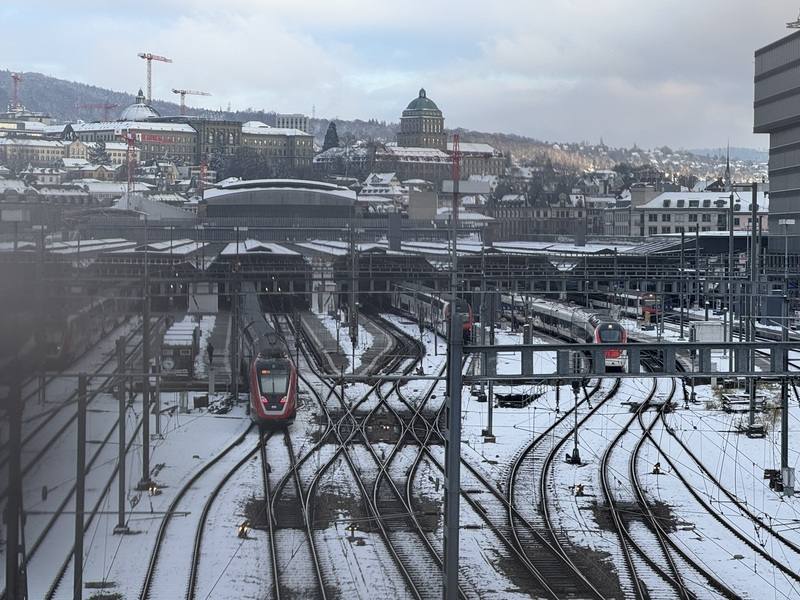 瑞士每週工時接近35小時，居歐洲之冠。儘管工時高，每天到瑞士工作的鄰國跨境工作者仍約有40萬人。蘇黎世中央站每日有來自德法義的直達車，準時準點，滿載國內與國際通勤上班的人。