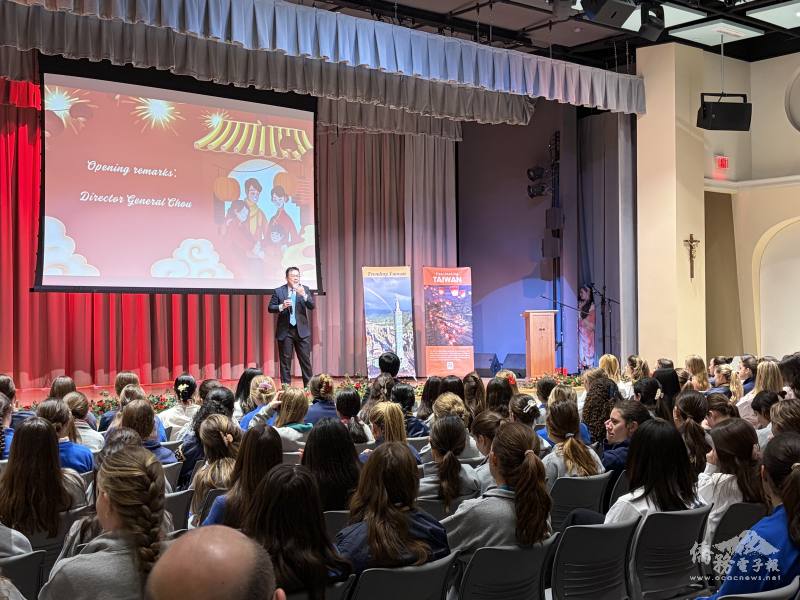 周啟宇鼓勵學生至TCML學習華語並介紹臺灣觀光景點