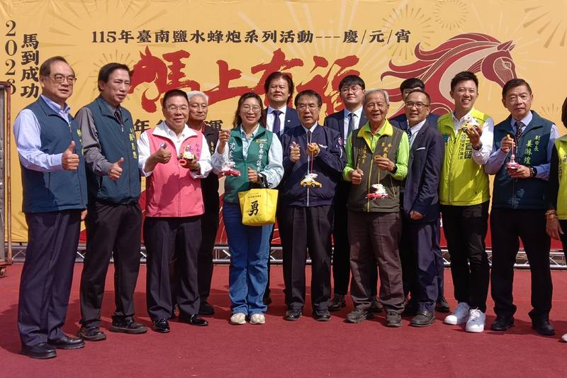 鹽水蜂炮將於3月2日上午啟炮，展開2天2夜神轎遶境行程，台南市長黃偉哲（前排中）等人26日出席在鹽水武廟舉辦的宣傳記者會。中央社記者楊思瑞攝