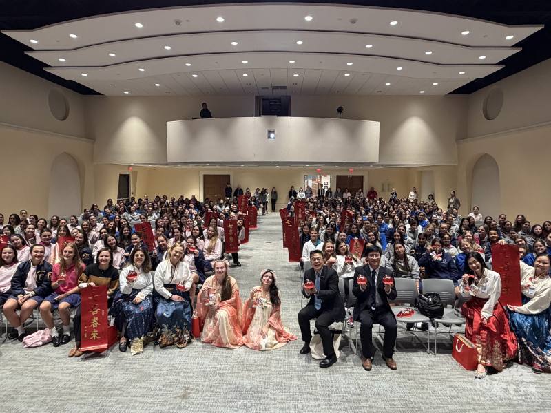 全校師生手持春聯及一元復始卡片合影