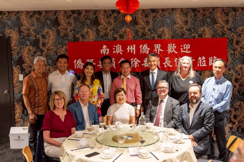 委員長與與會政商界貴賓合影