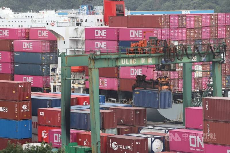 經濟部統計處26日表示，受惠AI人工智慧、高效能運算及雲端資料服務需求持續熱絡，帶動資訊電子產業生產動能穩健成長，2025年製造業全年產值達新台幣21.3兆元，首度突破20兆元大關。圖為基隆港內堆疊貨櫃。