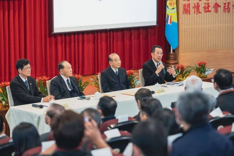 國防部長顧立雄（右1）、退輔會主委嚴德發（左1）與退伍軍人座談，2位現役一級上將霍守業（左2）、林鎮夷（右2）也出席。（青年日報提供）