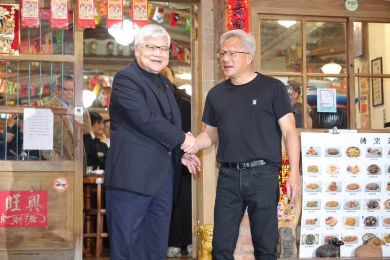 輝達（NVIDIA）執行長黃仁勳（右）1月31日在台北宴請台廠供應鏈高層，台積電董事長暨總裁魏哲家（左）也到場。（中央社檔案照片）
