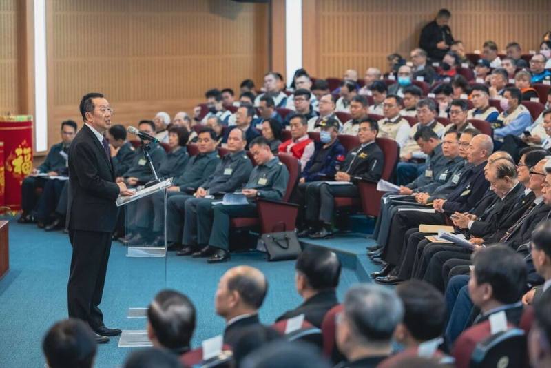 國防部長顧立雄（左立者）與退伍軍人社團座談，呼籲支持為期8年、新台幣1.25兆元國防特別預算。（青年日報提供）