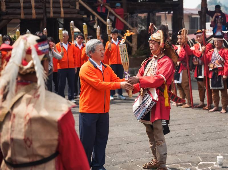 鄒族長老依循傳統祭儀點燃象徵祖靈祝福的文化之火，傳遞給本屆全大運舉辦學校國立中央大學蕭述三校長，為本屆賽會揭開序章。