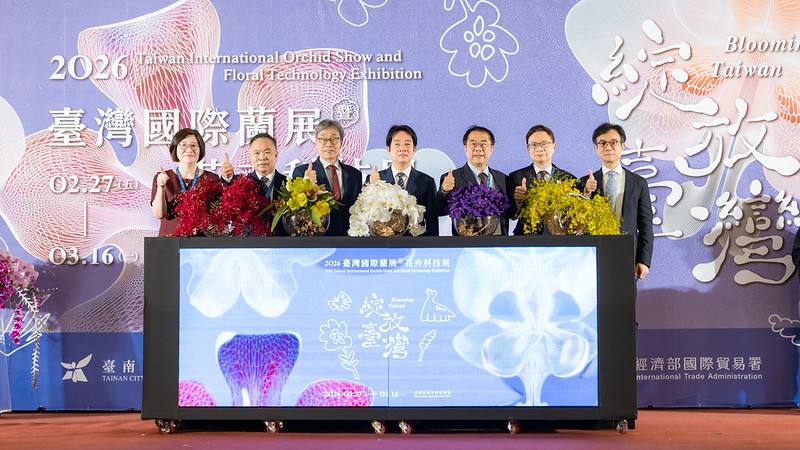 總統和與會貴賓合影