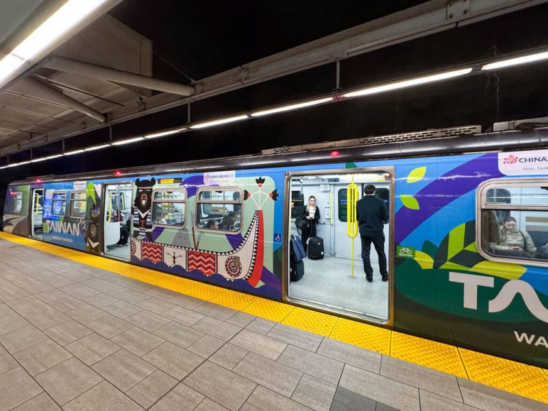 溫哥華捷運列車呈現台灣青山綠水的亮麗顏色，還有標誌性的台灣黑熊、蘭嶼獨木舟等繽紛插畫，印襯著大大的TAIWAN、「台灣」字樣。（交通部觀光署提供）