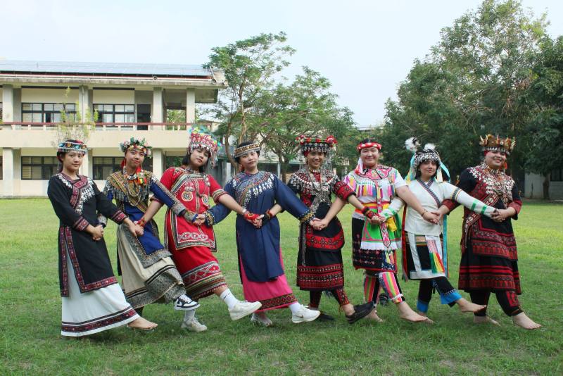 來自臺東縣武陵部落布農族的古子蕙同學（左四），積極參與部落各項文化活動與社區計