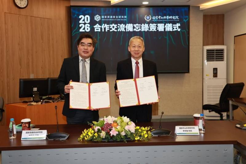 中科院為提升科研數位化發展韌性，26日與國家資通安全研究院簽署合作備忘錄（MOU），簽約儀式由中科院長李世強中將（右）與資安院長林盈達（左）主持。（中科院提供