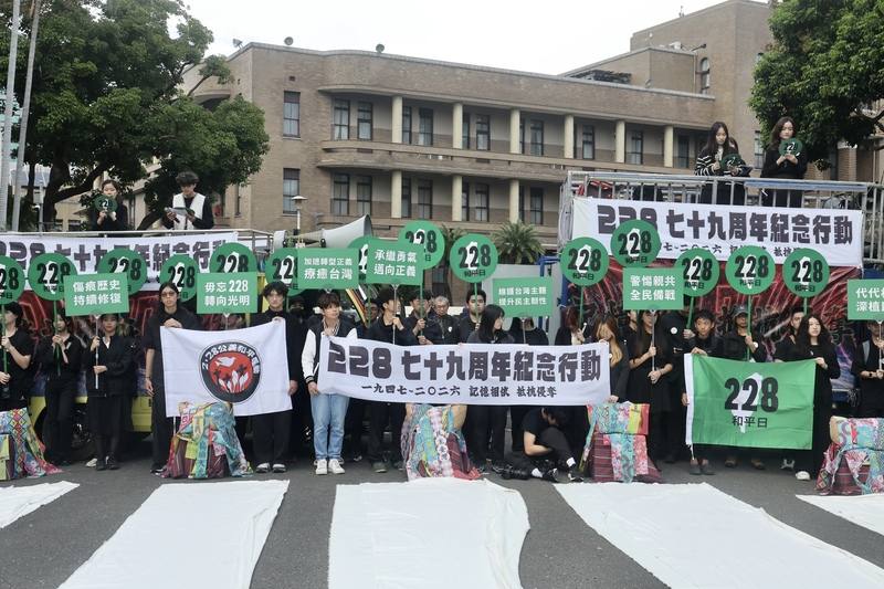 The rally arrives at the Executive Yuan on Friday afternoon, the site of the former Chief Executive’s Office that ordered the 1947 crackdown. CNA photo Feb. 27, 2026