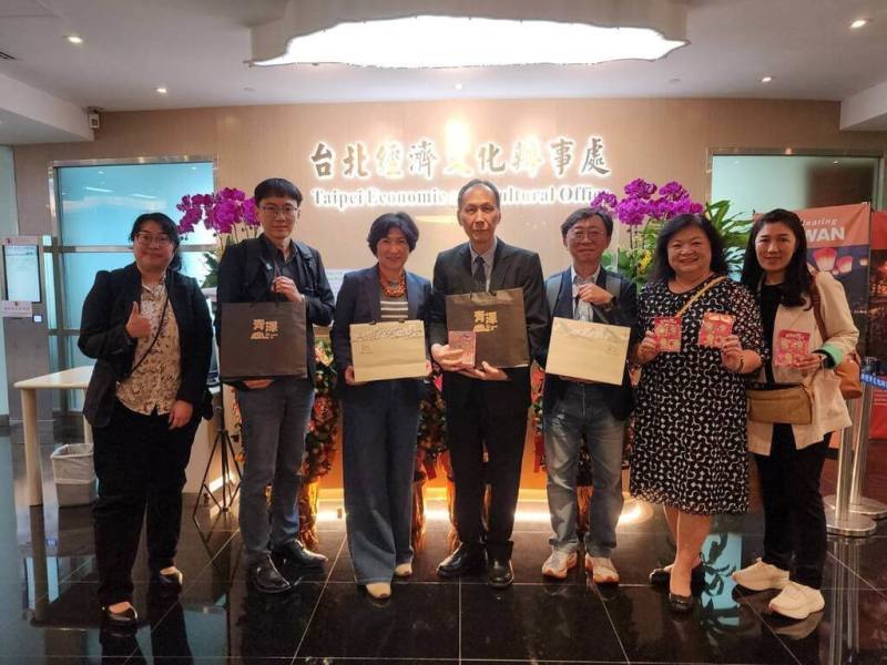台東縣長饒慶鈴（左3）26日率團前往香港，盼拓展台東鳳梨釋迦海外市場，將鎖定高端消費市場與主流通路，首站拜訪陸委會香港辦事處（台北經濟文化辦事處）。（台東縣政府提供）