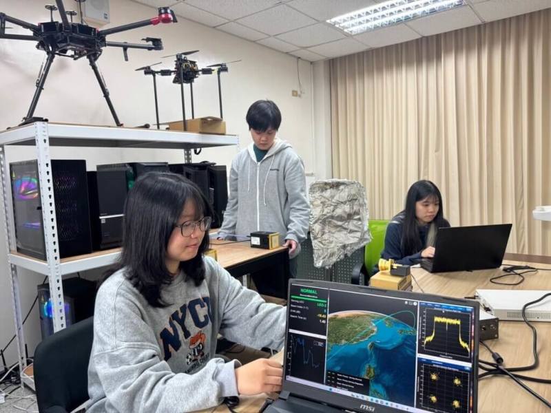 國立陽明交通大學電機系27日發布新聞稿，2026年透過電機菁英海外研習獎學金，預計7月、8月前往美國知名大學實驗室和矽谷參與前瞻研究，培養高階研究能力與跨領域整合視野。圖為電機系上課情形。（陽明交大電機系提供）