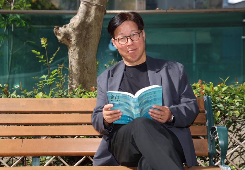 魔幻寫實小說《鯨》在出版近20年後因入圍布克獎決選，重新掀起閱讀熱潮。對作者千明官來說，這部小說的寫作過程有如「故事之神附身」，是難以復刻的創作經驗。