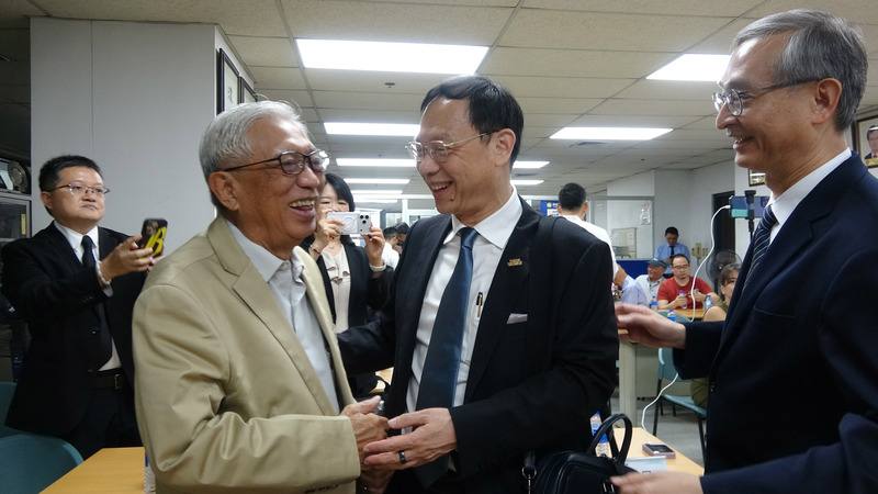 衛生福利部部長石崇良（中）訪菲，27日主持公益遠距醫療「看醫生」平台服務啟動儀式，與菲律賓前衛生部長歐納（Enrique Ona，左）互動。