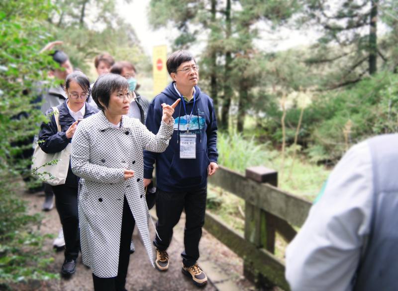 內政部部務會報26日移師陽明山國家公園舉行，內政部長劉世芳（前左）與國家公園署長王成機（前右）等人走訪步道，了解生態保育情形與人文地景。