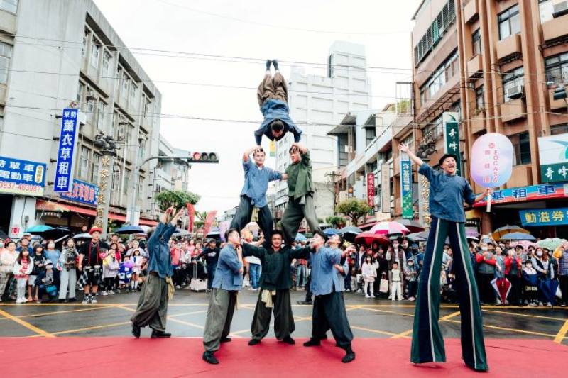 FOCASA馬戲團」率領在地藝文團隊進行創意踩街