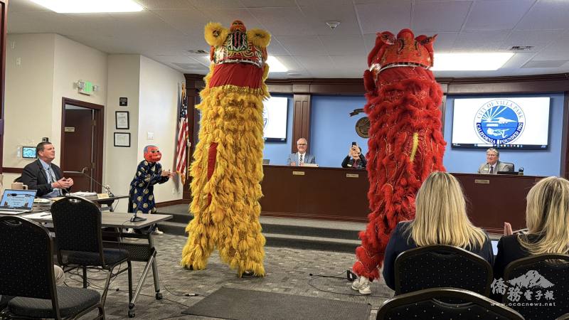 維拉公園市議會以舞獅揭開序幕，為市政殿堂注入濃濃年節喜氣