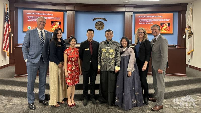 北橙華人協會理事長吳俊毅（右四）應邀到維拉公園市議會上介紹農曆新年，並與市長吳正鵬（左四）及市議員合影