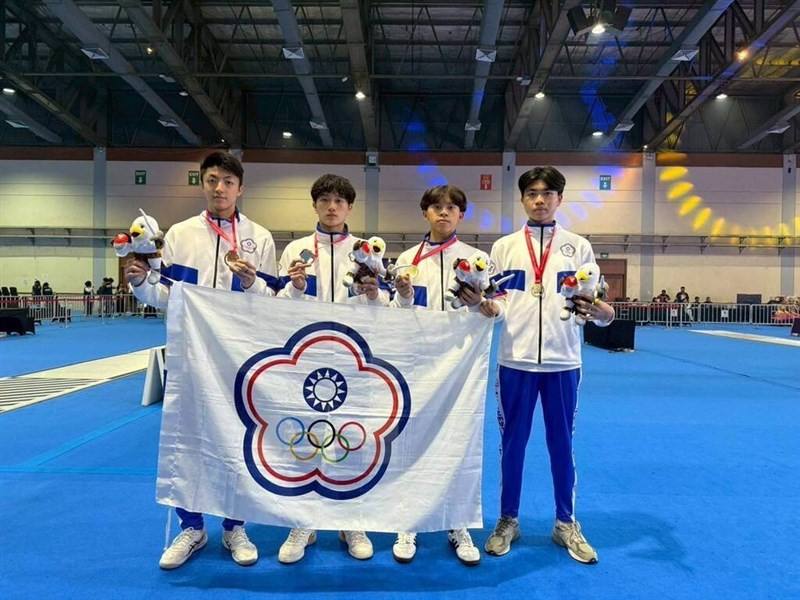 From left to right: Taiwan men’s épée team members Lee Rang, Lin Jhe-cyun, Chen Bing-jyun and Liu Han-wen pose with their gold medals at the Asian Cadet and Junior Fencing Championship in Indonesia on Friday. Photo courtesy of Lee Chun-cheng