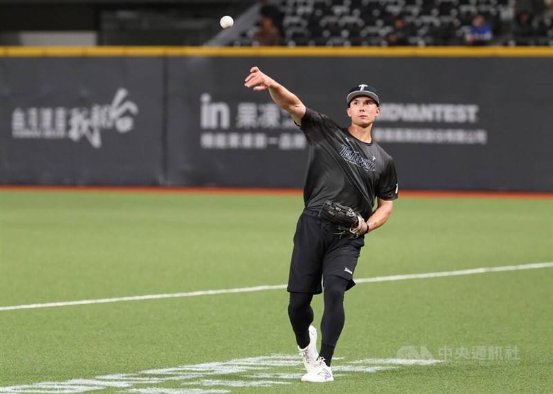Outfielder Stuart Fairchild practices at the Taipei Dome on Friday. CNA photo