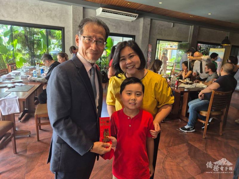 代表廖志賢發紅包予小朋友