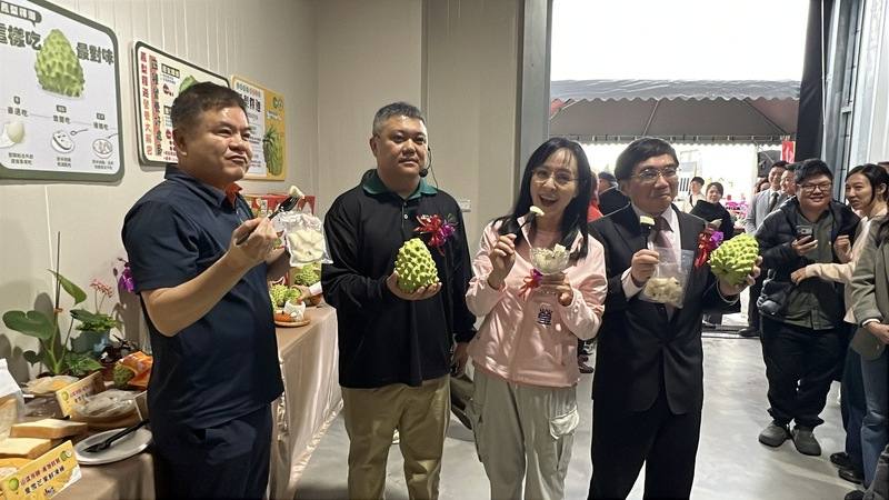 為穩定台東鳳梨釋迦產銷，農糧署副署長陳啟榮（前右1）和民進黨立委陳瑩（左3）、莊瑞雄（左1）28日參加台東山漾蔬果運銷合作社的冷練加工場啟用時宣布，對配合鳳梨釋迦產銷調節的加工業者提供專案貸款及補助果品採購周轉金利息。中央社記者盧太城台東攝