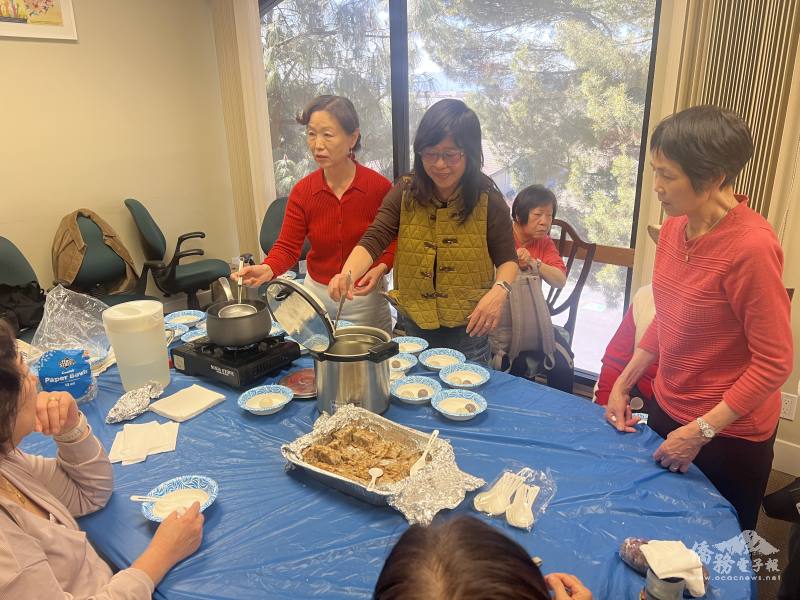 烹飪老師劉敏慧(中)煮元宵