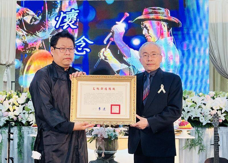 新北市傳統工藝「銅鑼工藝」保存者吳宗霖於2月2日辭世，享壽68歲。文化部文化資產局長陳濟民（右）28日出席告別式，代表頒贈文化部旌揚狀，由吳宗霖兒子吳宗栩（左）代表受贈。（文化部文資局提供）