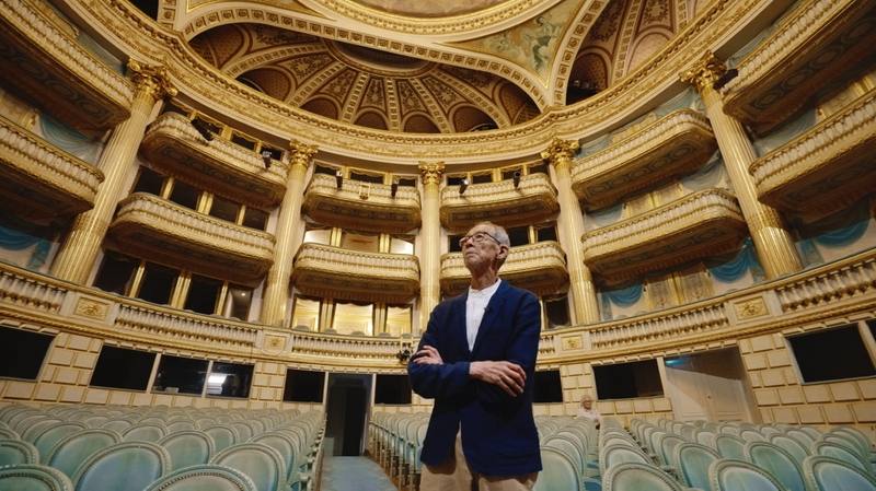 紀錄片「讓建築歌唱：徐亞英的交響人生」27日在衛武營歌劇院首映，導演楊守義透過公路電影般的敘事，捕捉已故聲學專家徐亞英（圖）在衛武營以及世界各地工作身影。（楊守義提供）