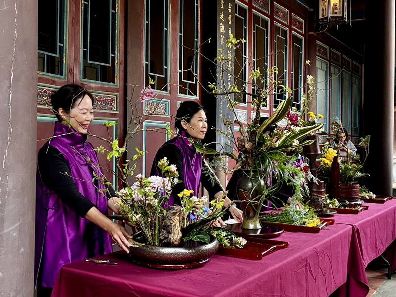 新北市板橋林本源園邸插花特展28日開幕，現場邀請專業師資現場示範，展現花藝美學與生活文化交融的雅韻。（林本源園邸提供）