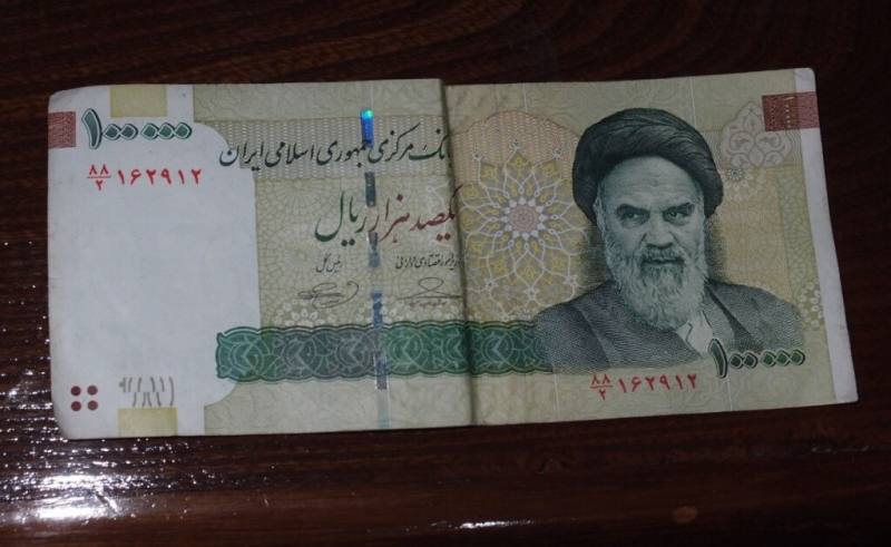 伊朗里亞爾（Rial）貨幣於2025年底大幅貶值，一美元約於140萬里亞爾。圖為2012年使用的10萬元里亞爾貨幣。（輔大歷史系教授陳立樵提供）